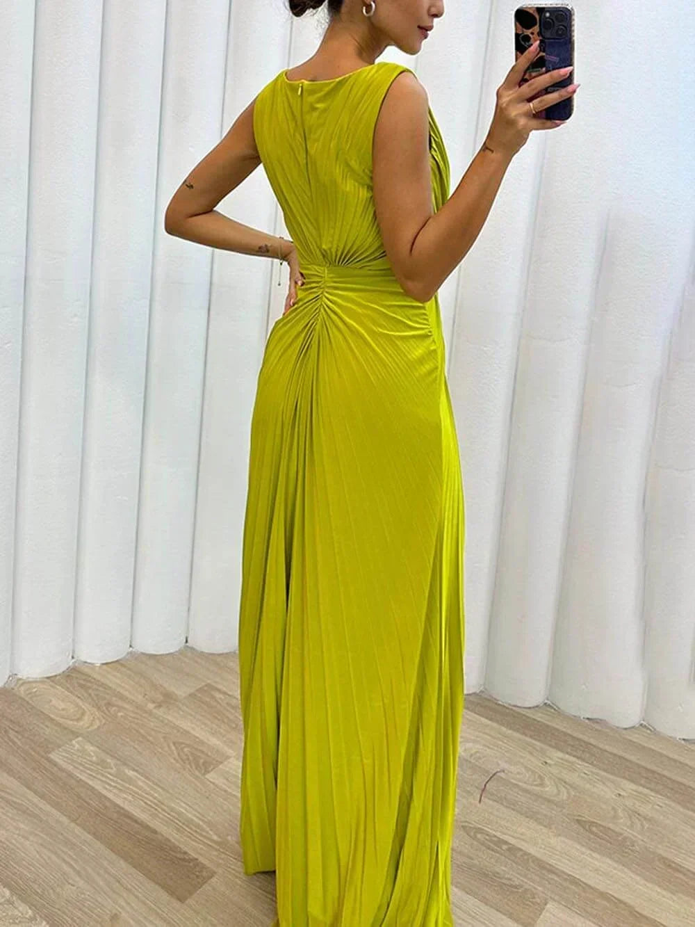 Armelle | Plissiertes Damen-Maxikleid für Hochzeitsgäste mit Schmuckdetail und Schlitz