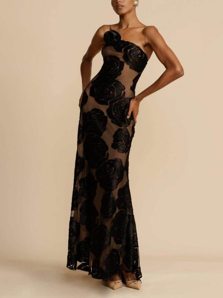 Arabella | Schwarzes geblümtes trägerloses Damen-Maxikleid mit Cut-out für Hochzeitsgäste