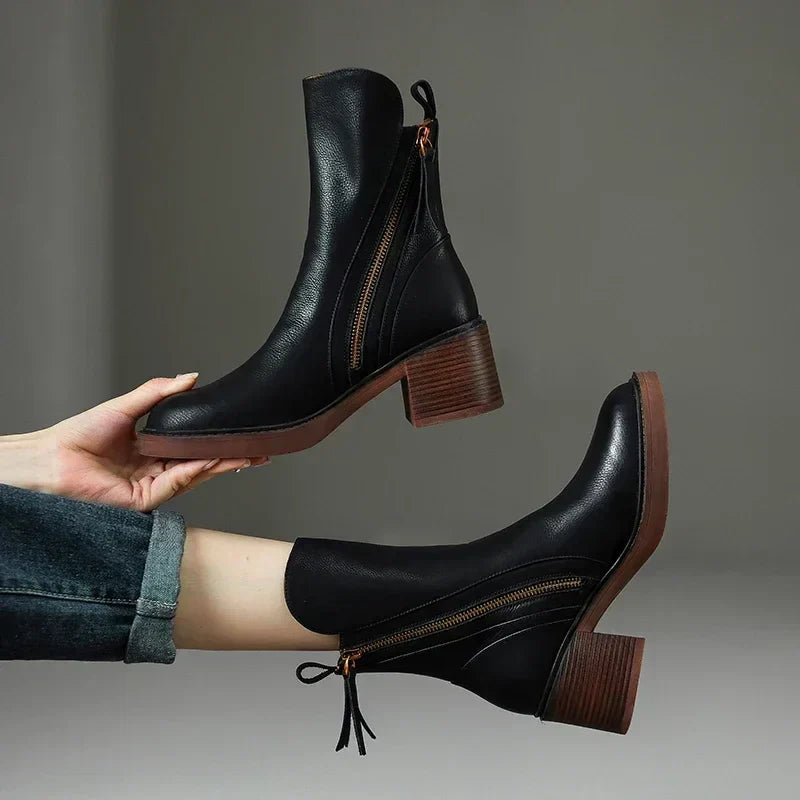 Zaria | Stiefeletten mit Blockabsatz in Holzoptik und Reissverschluss für Damen