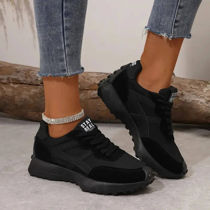 Kishori | Retro-Plateau-Sneakers mit Schnürung und Kontrasteinsätzen für Damen