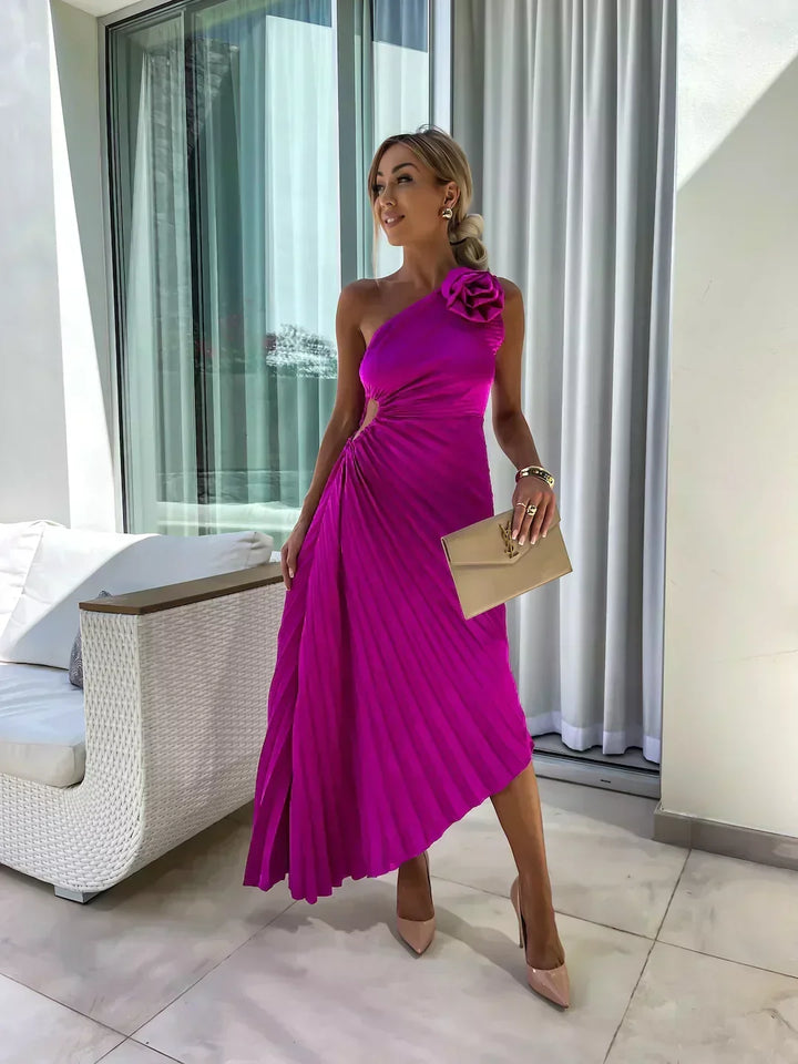 Juliette | Plissiertes One-Shoulder-Damen-Midikleid mit Stoffrose für Hochzeitsgäste