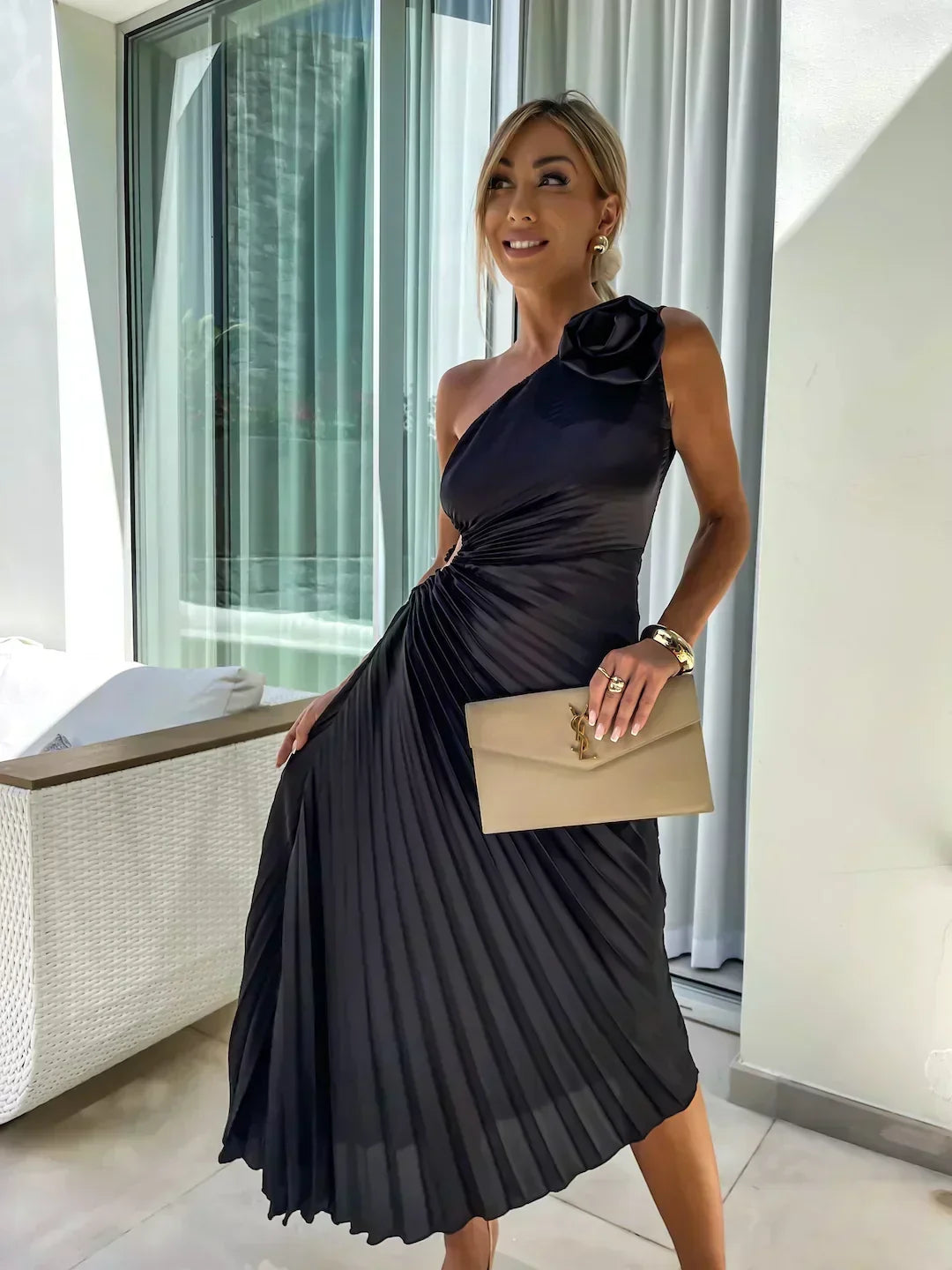 Juliette | Plissiertes One-Shoulder-Damen-Midikleid mit Stoffrose für Hochzeitsgäste
