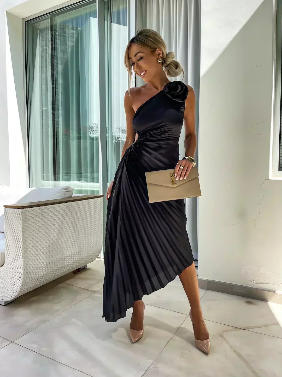 Juliette | Plissiertes One-Shoulder-Damen-Midikleid mit Stoffrose für Hochzeitsgäste