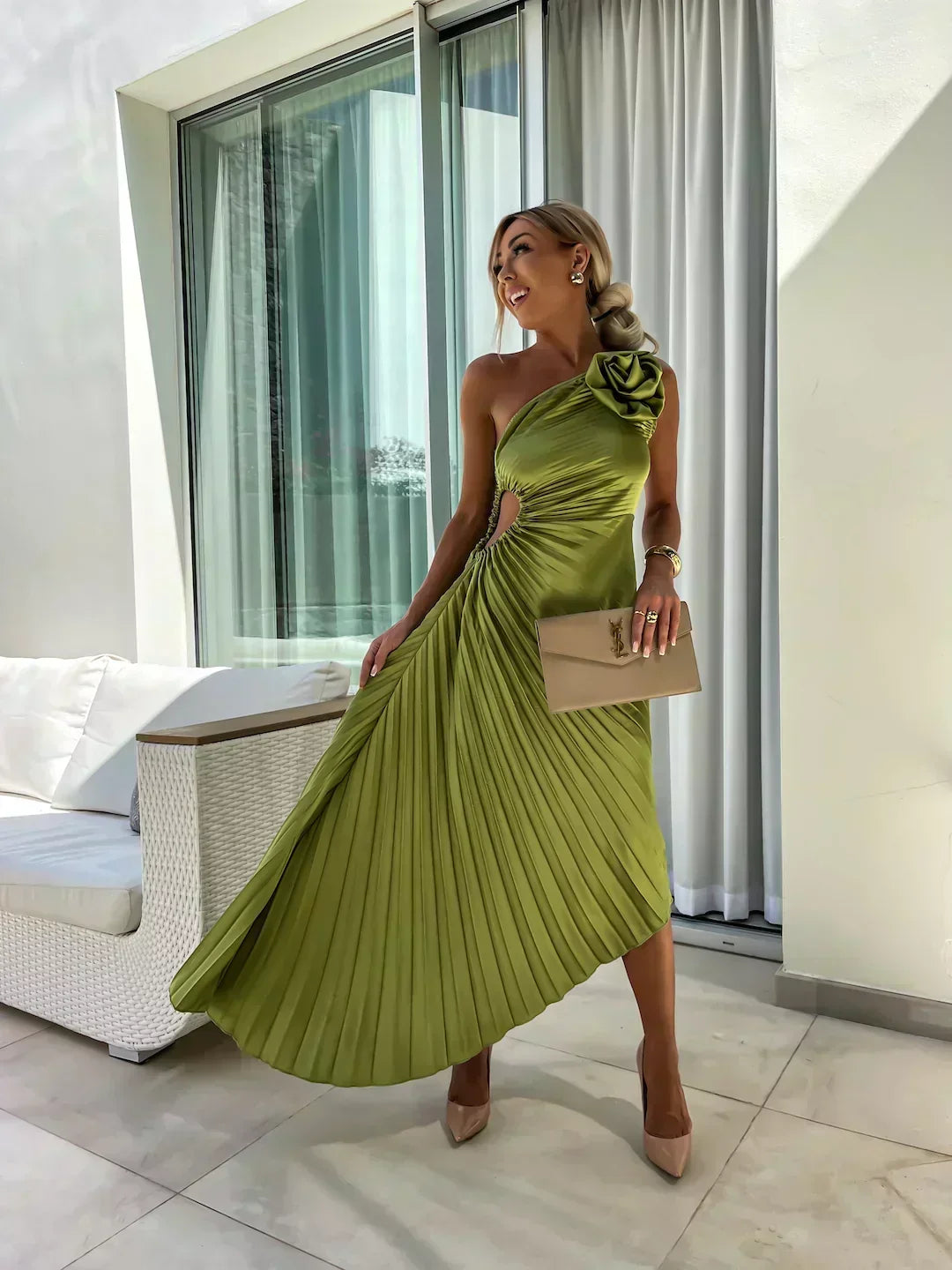 Juliette | Plissiertes One-Shoulder-Damen-Midikleid mit Stoffrose für Hochzeitsgäste