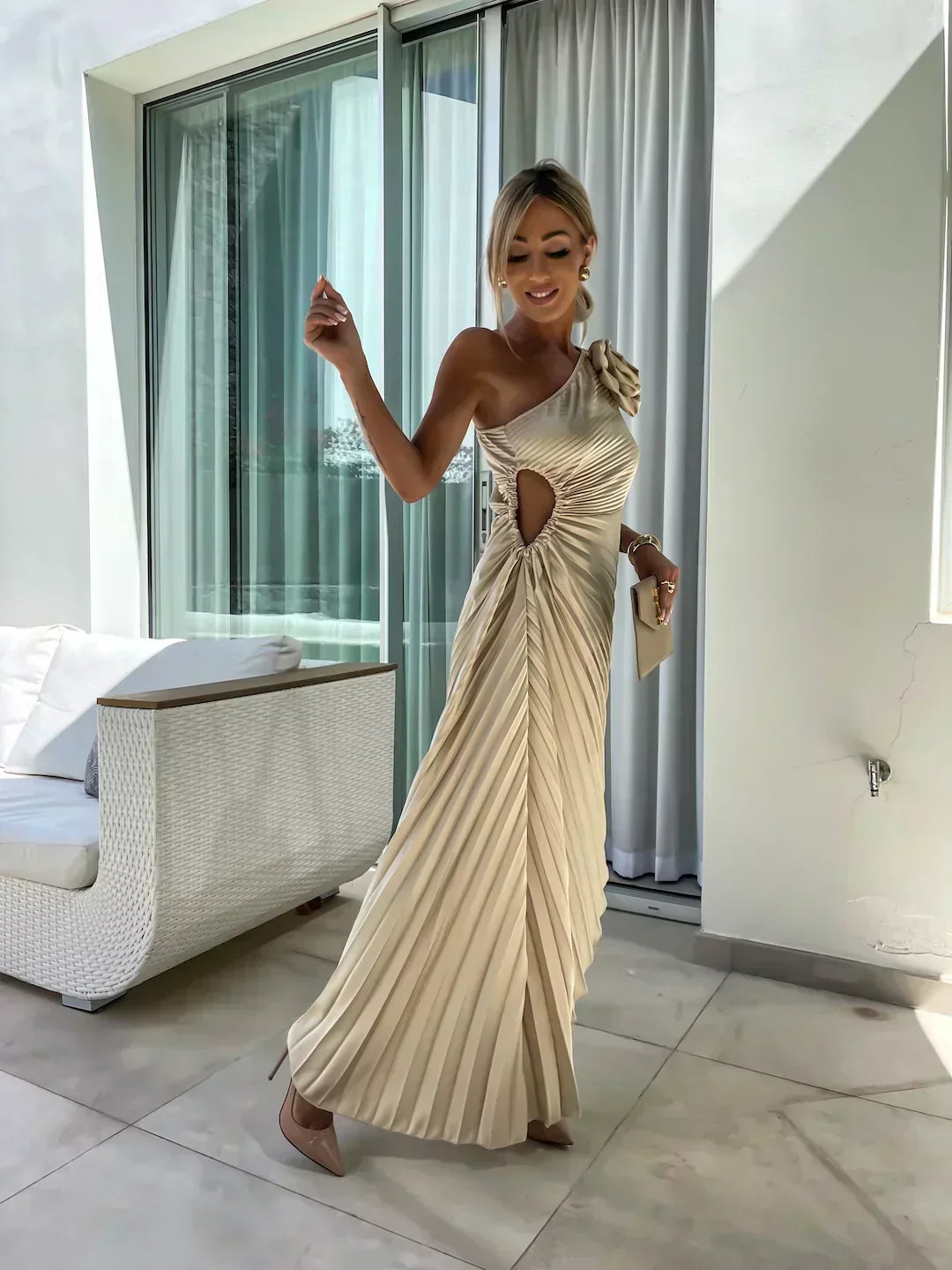 Juliette | Plissiertes One-Shoulder-Damen-Midikleid mit Stoffrose für Hochzeitsgäste