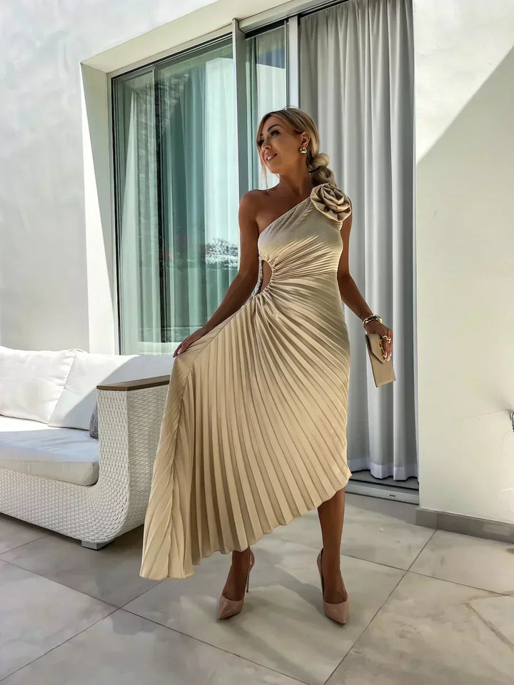 Juliette | Plissiertes One-Shoulder-Damen-Midikleid mit Stoffrose für Hochzeitsgäste