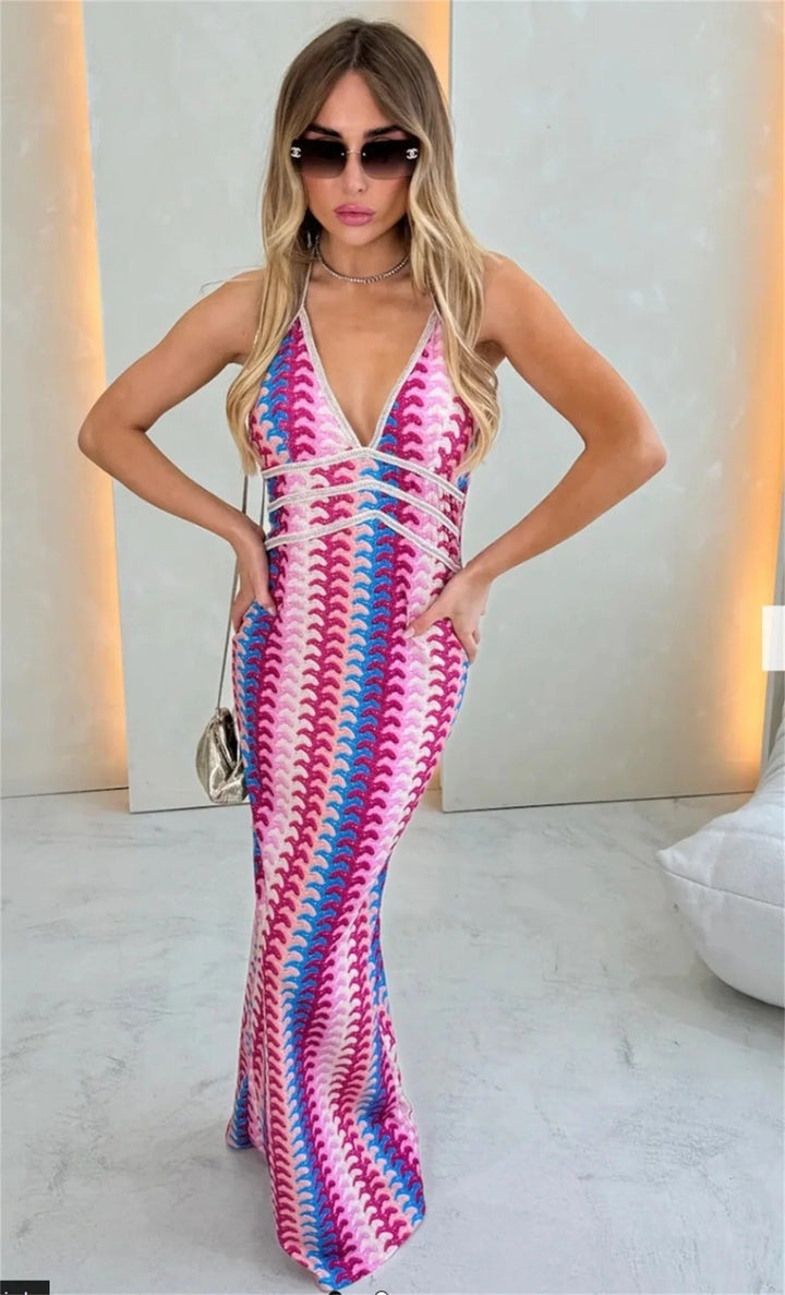 Iris | Damen-Neckholder-Maxikleid mit V-Ausschnitt und geometrischem Strickmuster für Hochzeitsgäste