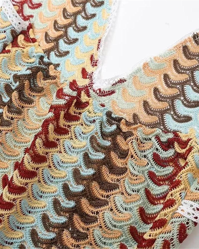 Iris | Damen-Neckholder-Maxikleid mit V-Ausschnitt und geometrischem Strickmuster für Hochzeitsgäste