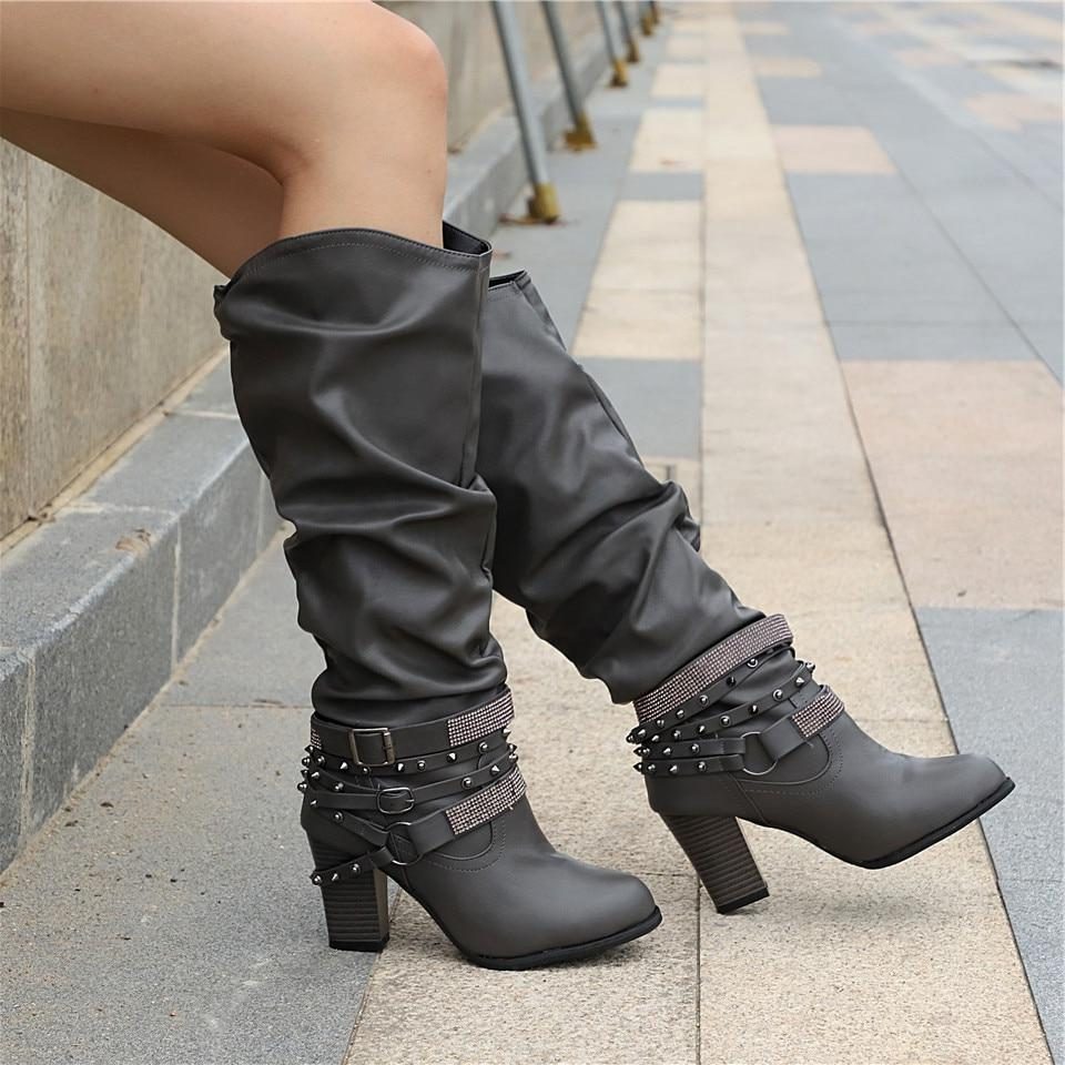 Seraphine | Kniehohe Slouch-Stiefel mit Blockabsatz und Nietenriemen für Damen