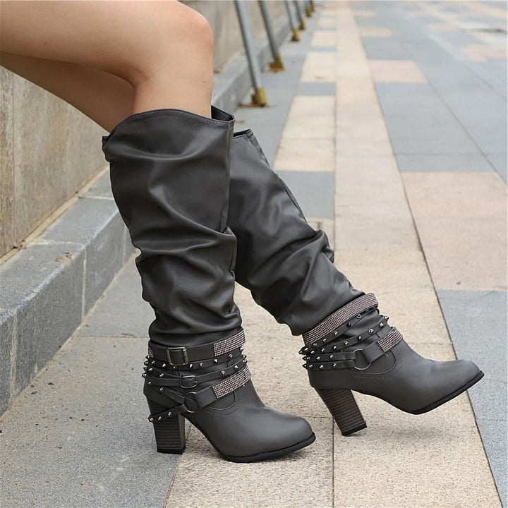 Seraphine | Kniehohe Slouch-Stiefel mit Blockabsatz und Nietenriemen für Damen