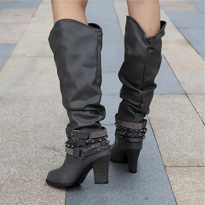Seraphine | Kniehohe Slouch-Stiefel mit Blockabsatz und Nietenriemen für Damen