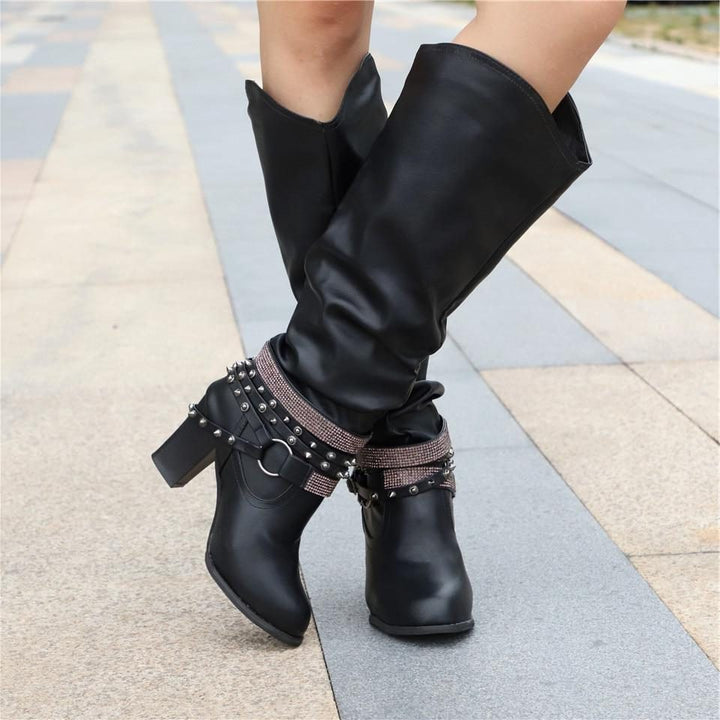 Seraphine | Kniehohe Slouch-Stiefel mit Blockabsatz und Nietenriemen für Damen