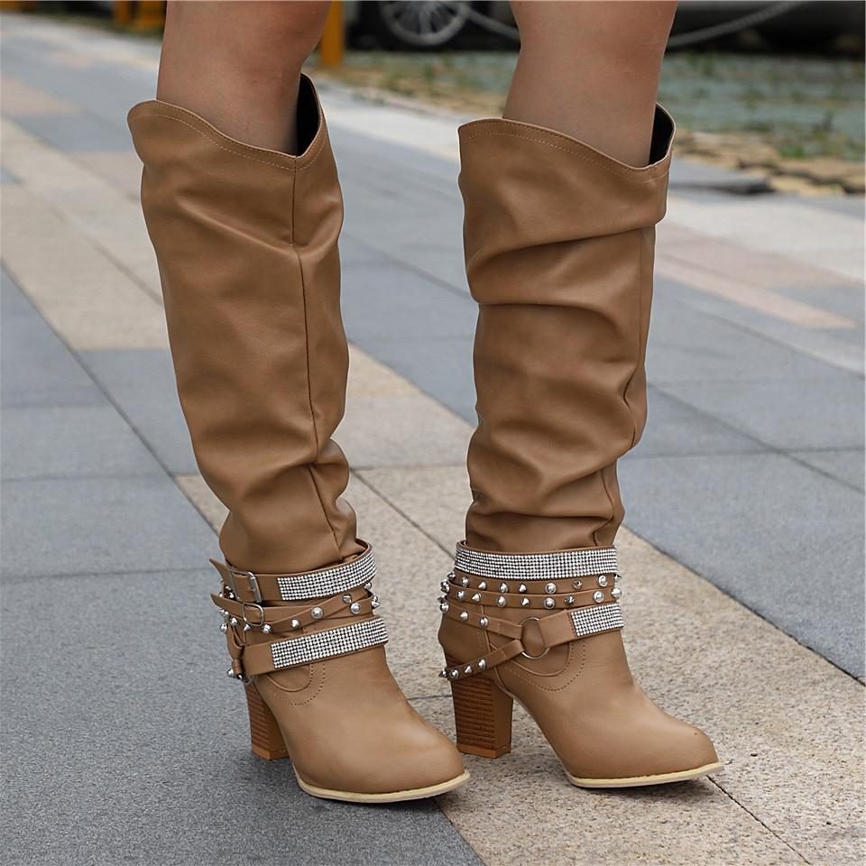 Seraphine | Kniehohe Slouch-Stiefel mit Blockabsatz und Nietenriemen für Damen