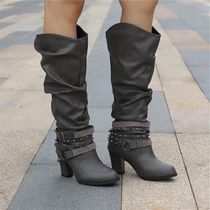 Seraphine | Kniehohe Slouch-Stiefel mit Blockabsatz und Nietenriemen für Damen